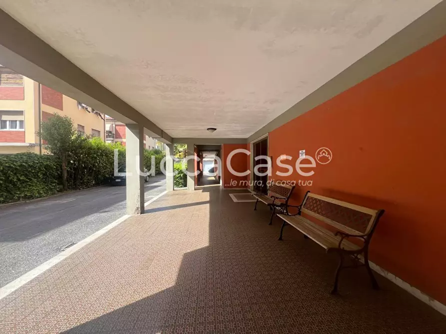 Immagine 12 di Appartamento in vendita  a Lucca