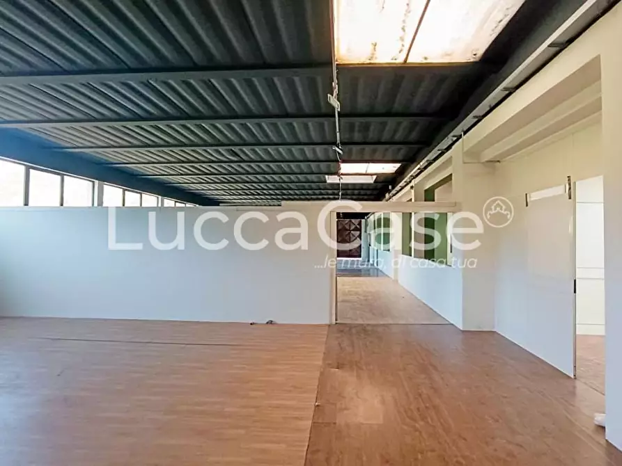Immagine 4 di Capannone industriale in vendita  a Lucca