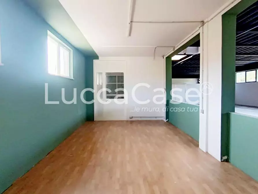 Immagine 9 di Capannone industriale in vendita  a Lucca