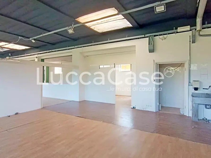 Immagine 8 di Capannone industriale in vendita  a Lucca