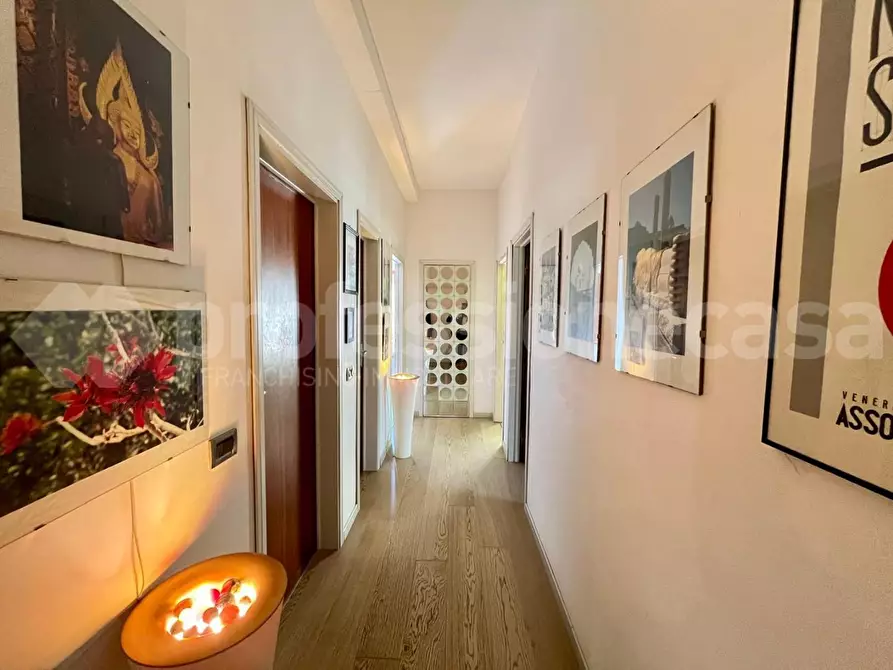 Immagine 15 di Appartamento in vendita  a Lucca