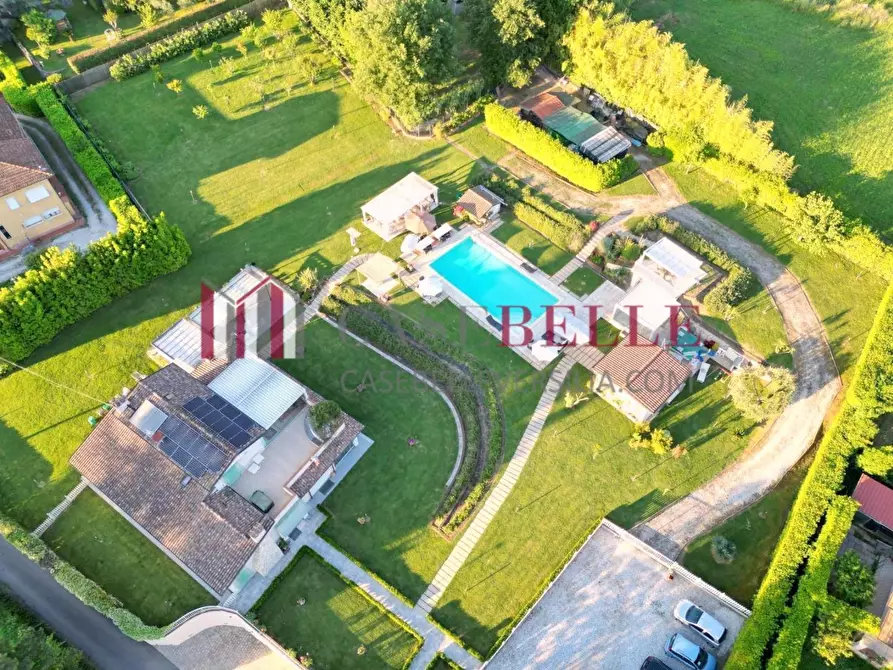 Immagine 1 di Villa in vendita  a Camaiore