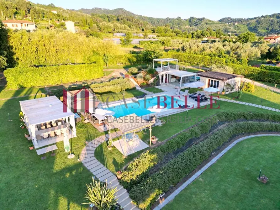 Immagine 17 di Villa in vendita  a Camaiore