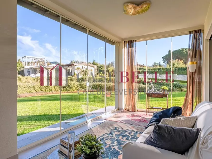 Immagine 4 di Villa in vendita  a Camaiore