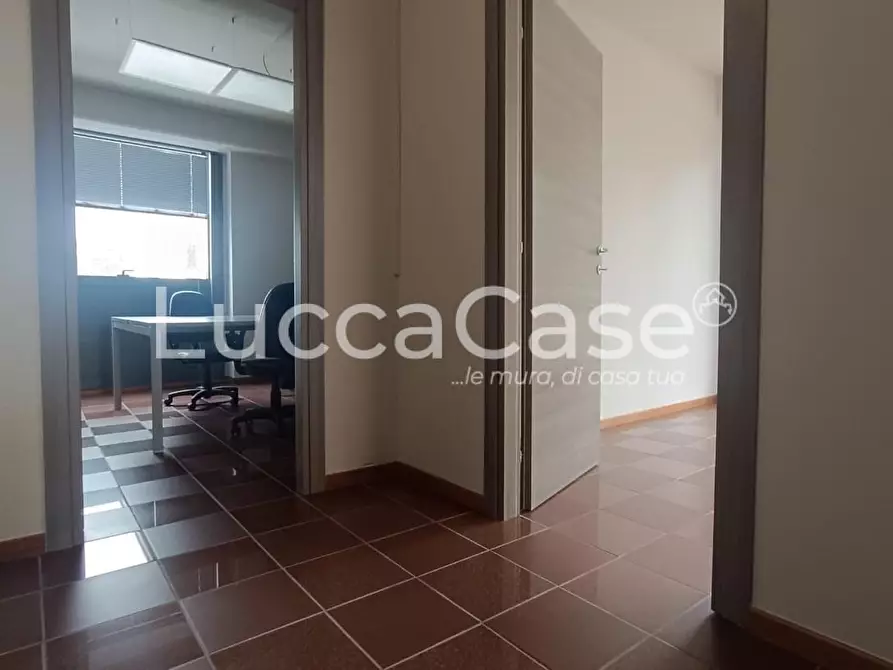 Immagine 9 di Ufficio in affitto  a Lucca
