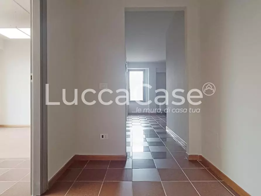 Immagine 5 di Ufficio in affitto  a Lucca
