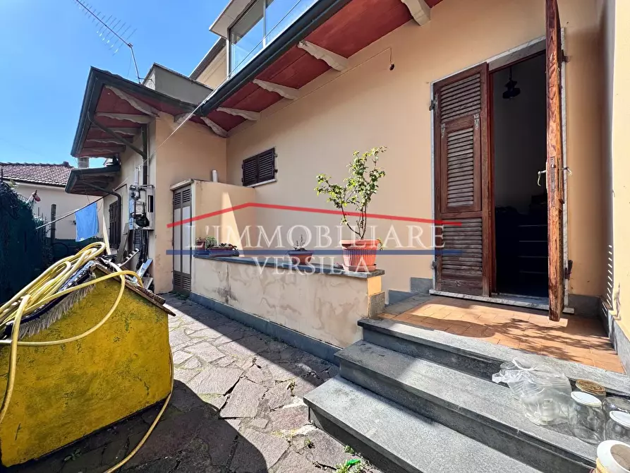 Immagine 49 di Villa in vendita  a Massa