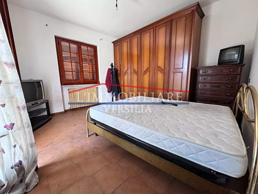 Immagine 26 di Villa in vendita  a Massa