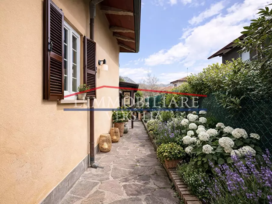 Immagine 48 di Villa in vendita  a Massa