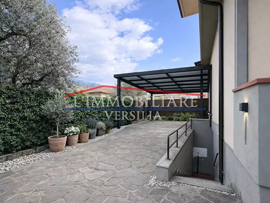 Immagine 52 di Villa in vendita  a Massa