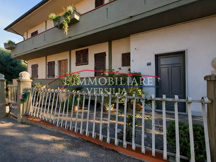 Immagine 1 di Villa in vendita  a Massa