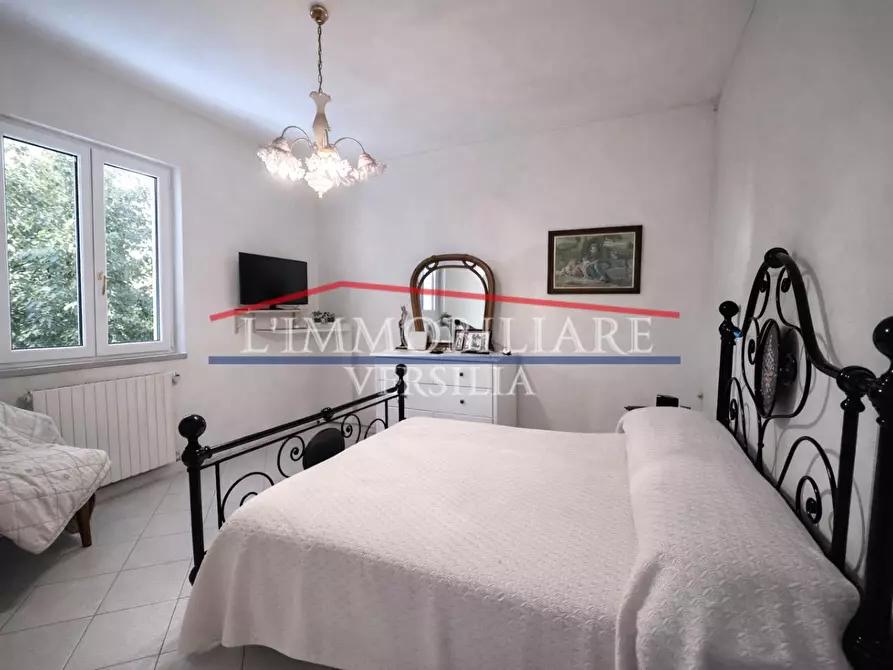 Immagine 34 di Villa in vendita  a Massa