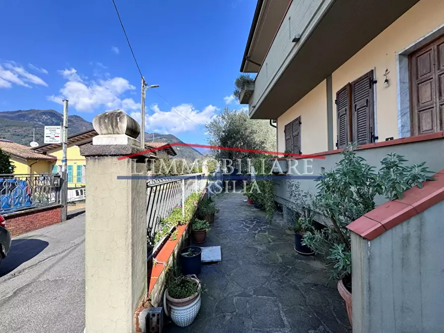 Immagine 2 di Villa in vendita  a Massa