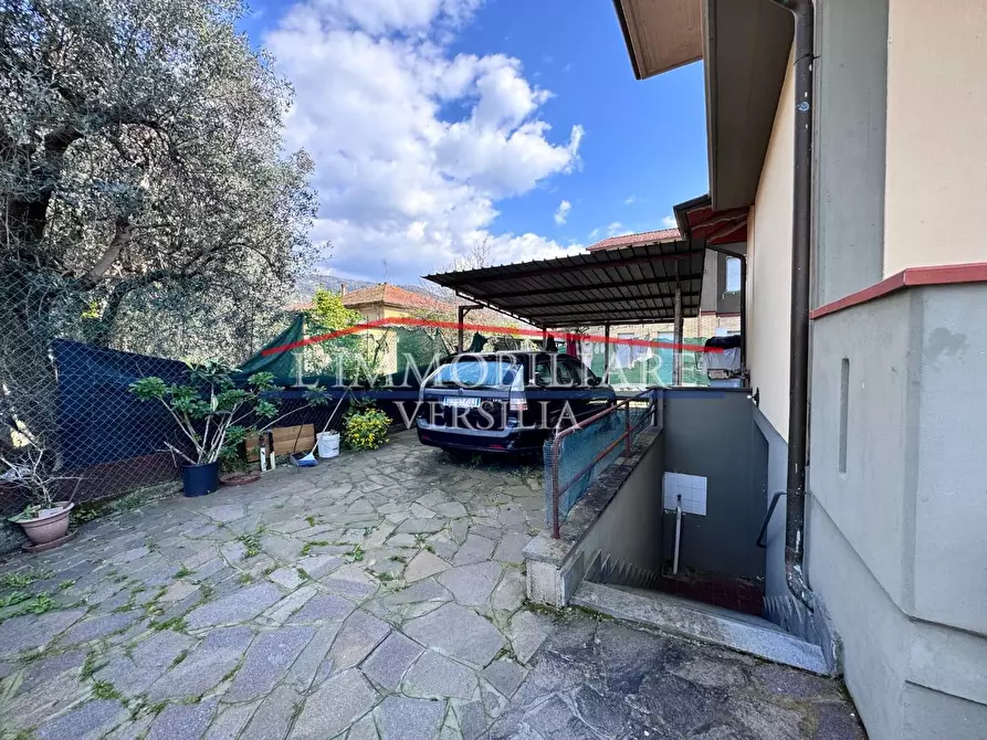 Immagine 51 di Villa in vendita  a Massa