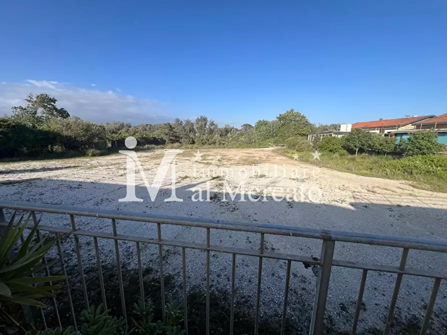 Immagine 8 di Locale commerciale in vendita  a Viareggio