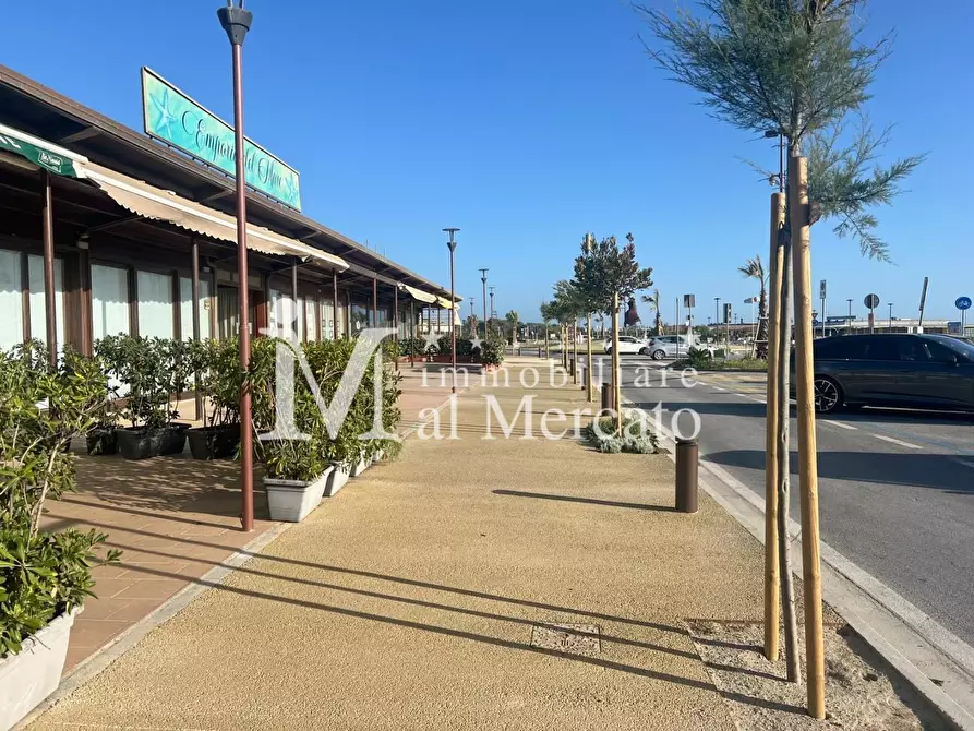 Immagine 4 di Locale commerciale in vendita  a Viareggio