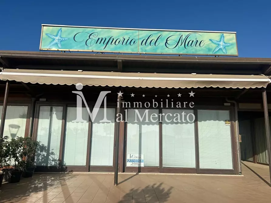 Immagine 12 di Locale commerciale in vendita  a Viareggio