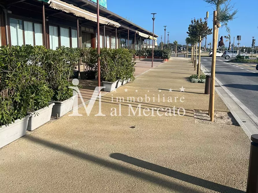 Immagine 5 di Locale commerciale in vendita  a Viareggio