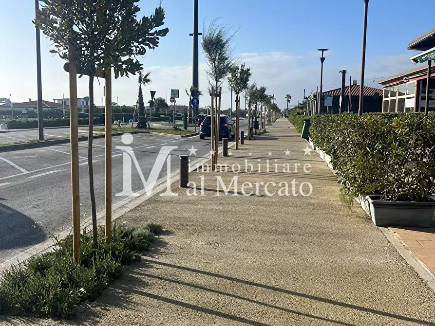 Immagine 11 di Locale commerciale in vendita  a Viareggio