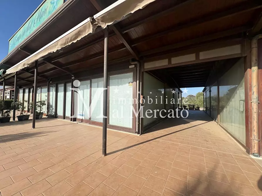 Immagine 1 di Locale commerciale in vendita  a Viareggio