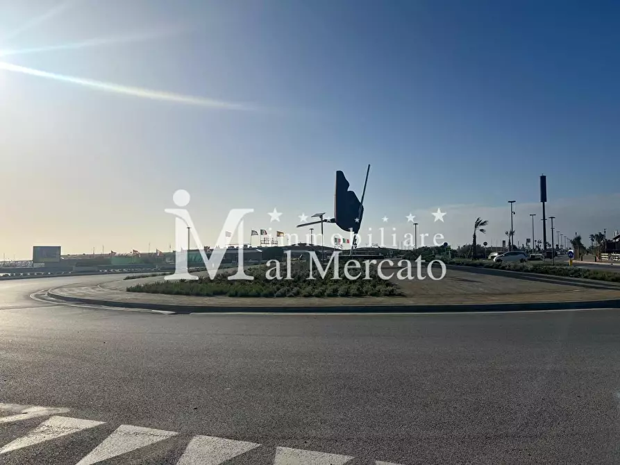 Immagine 9 di Locale commerciale in vendita  a Viareggio