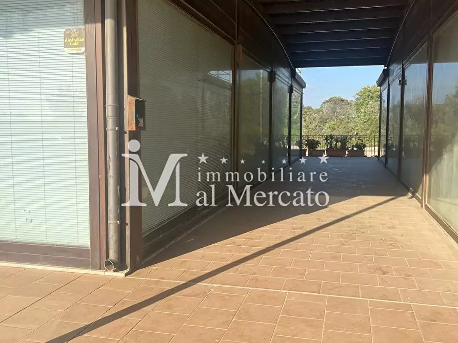 Immagine 10 di Locale commerciale in vendita  a Viareggio