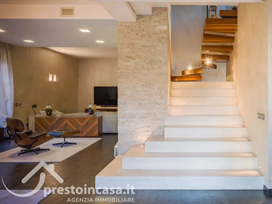 Immagine 1 di Villa in vendita  a Viareggio