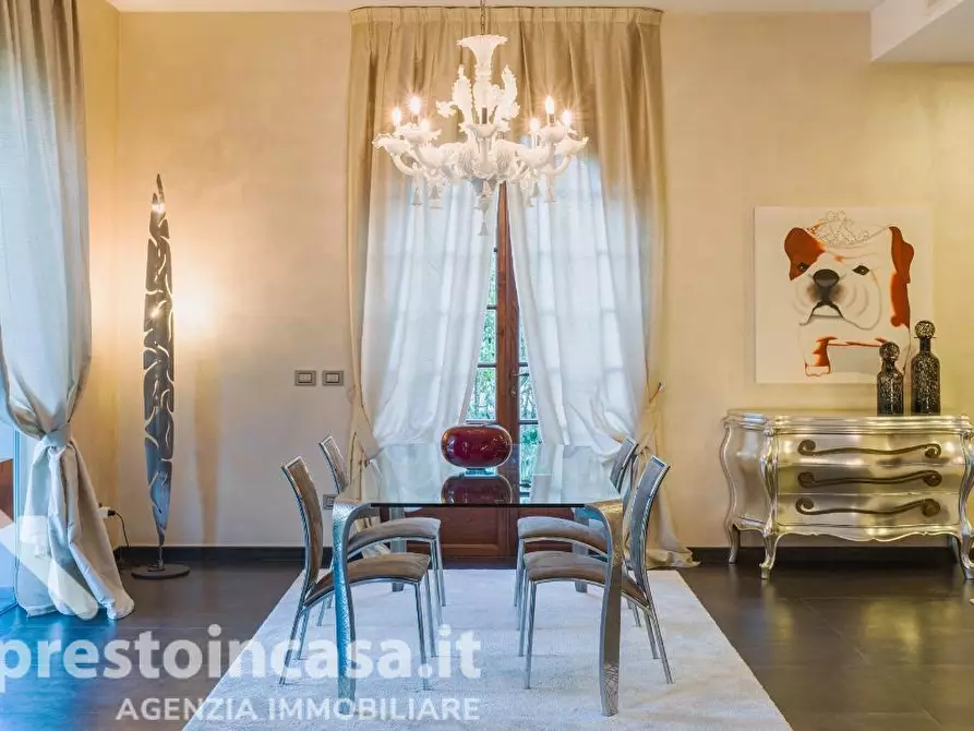 Immagine 8 di Villa in vendita  a Viareggio
