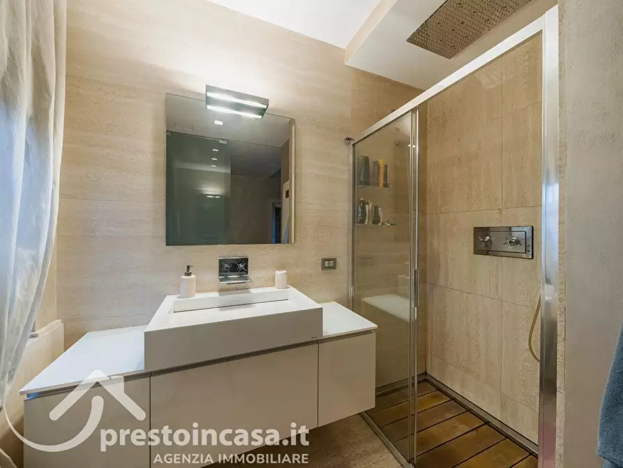 Immagine 12 di Villa in vendita  a Viareggio