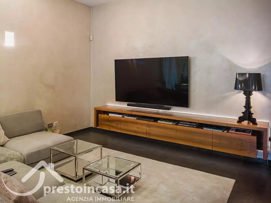 Immagine 4 di Villa in vendita  a Viareggio