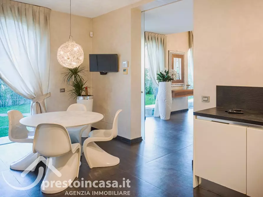 Immagine 10 di Villa in vendita  a Viareggio
