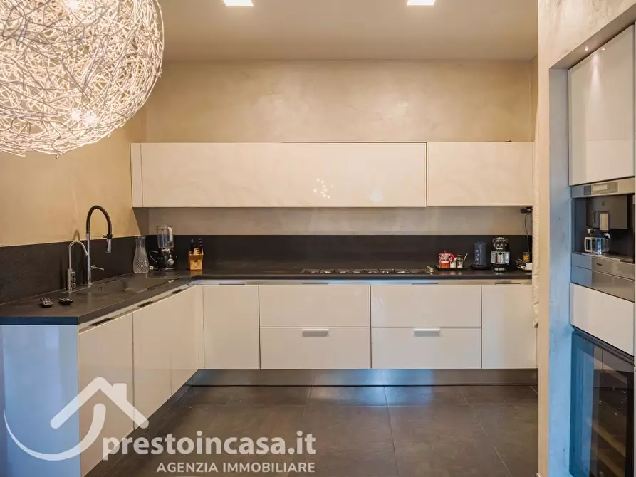 Immagine 9 di Villa in vendita  a Viareggio