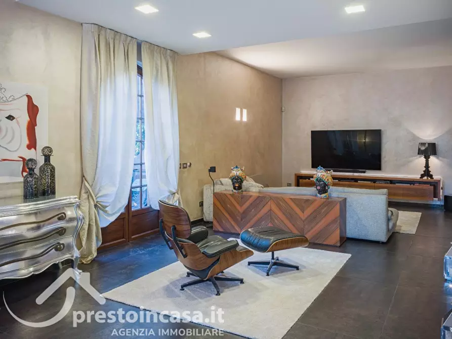 Immagine 2 di Villa in vendita  a Viareggio