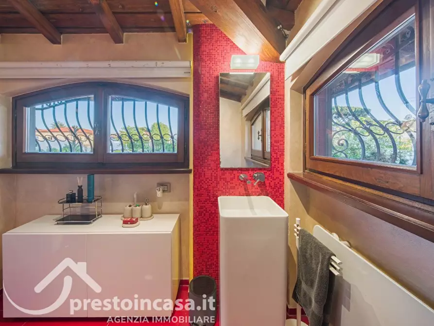 Immagine 24 di Villa in vendita  a Viareggio