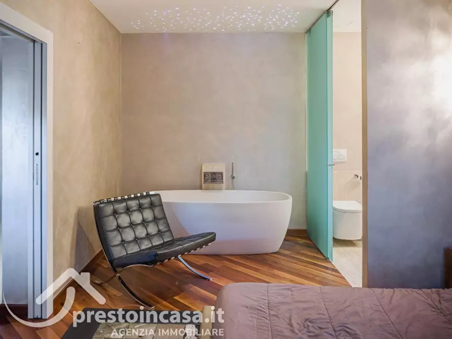 Immagine 18 di Villa in vendita  a Viareggio