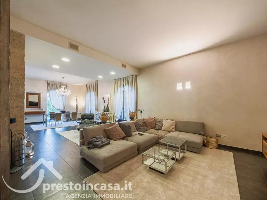 Immagine 5 di Villa in vendita  a Viareggio