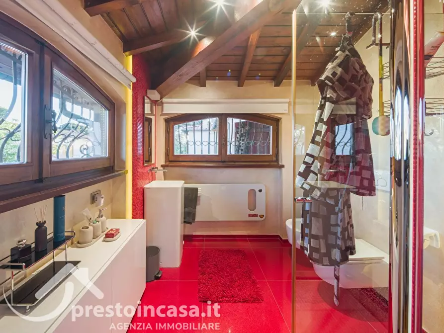Immagine 23 di Villa in vendita  a Viareggio