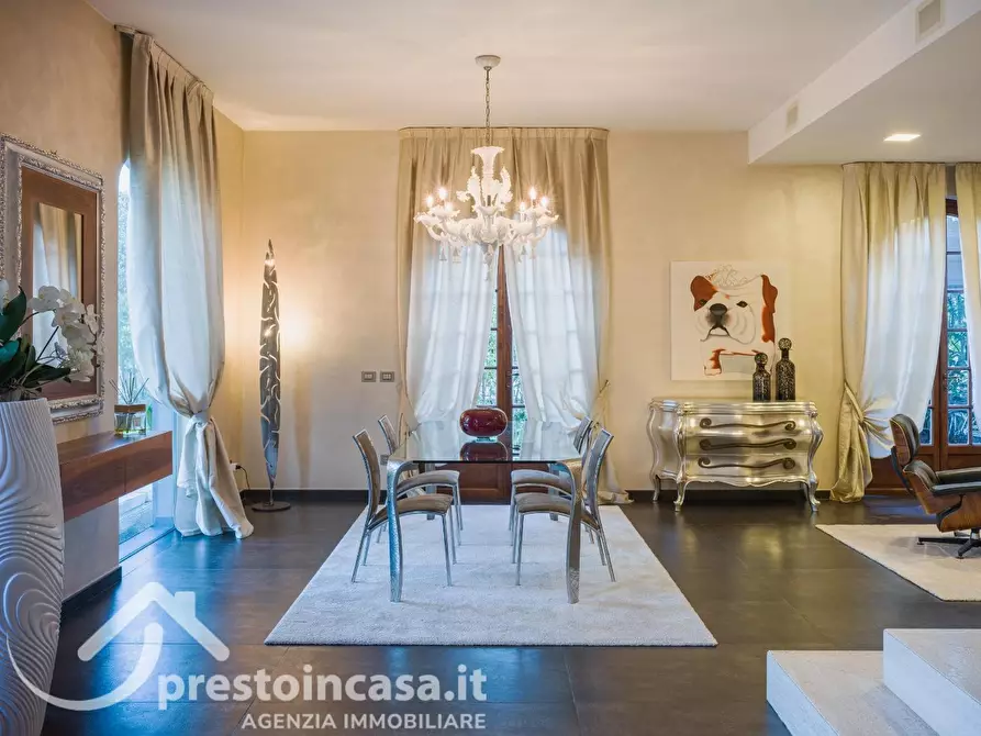 Immagine 7 di Villa in vendita  a Viareggio
