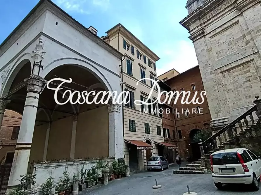Immagine 10 di Appartamento in vendita  a Siena
