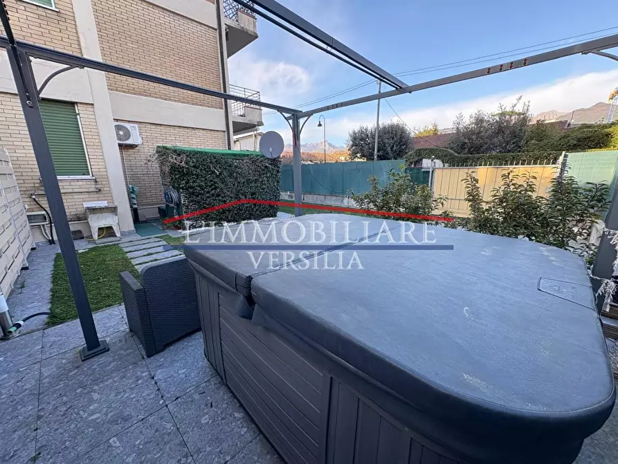 Immagine 3 di Appartamento in vendita  a Montignoso