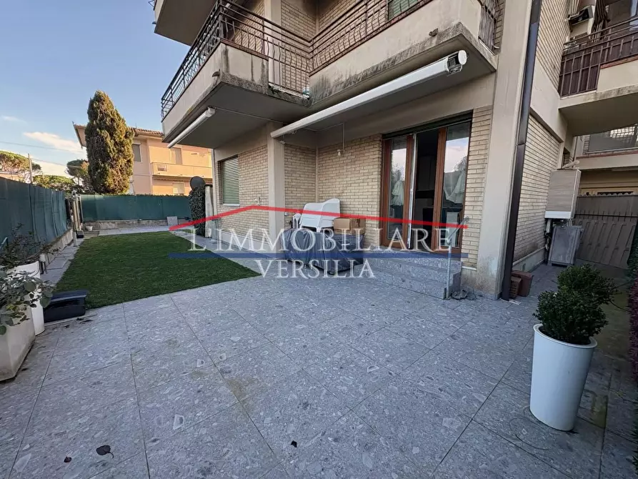 Immagine 1 di Appartamento in vendita  a Montignoso