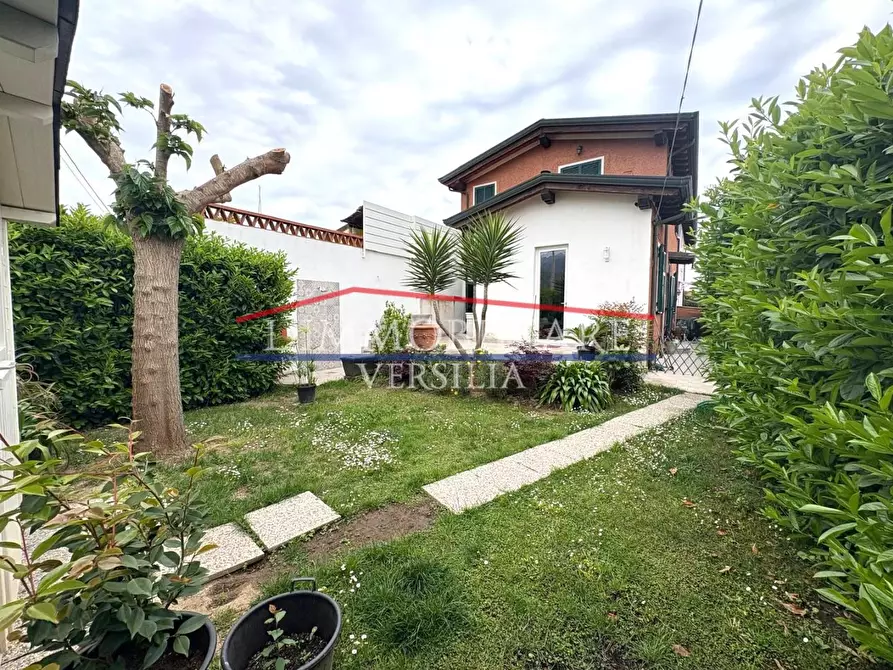 Immagine 1 di Casa bifamiliare in vendita  a Montignoso