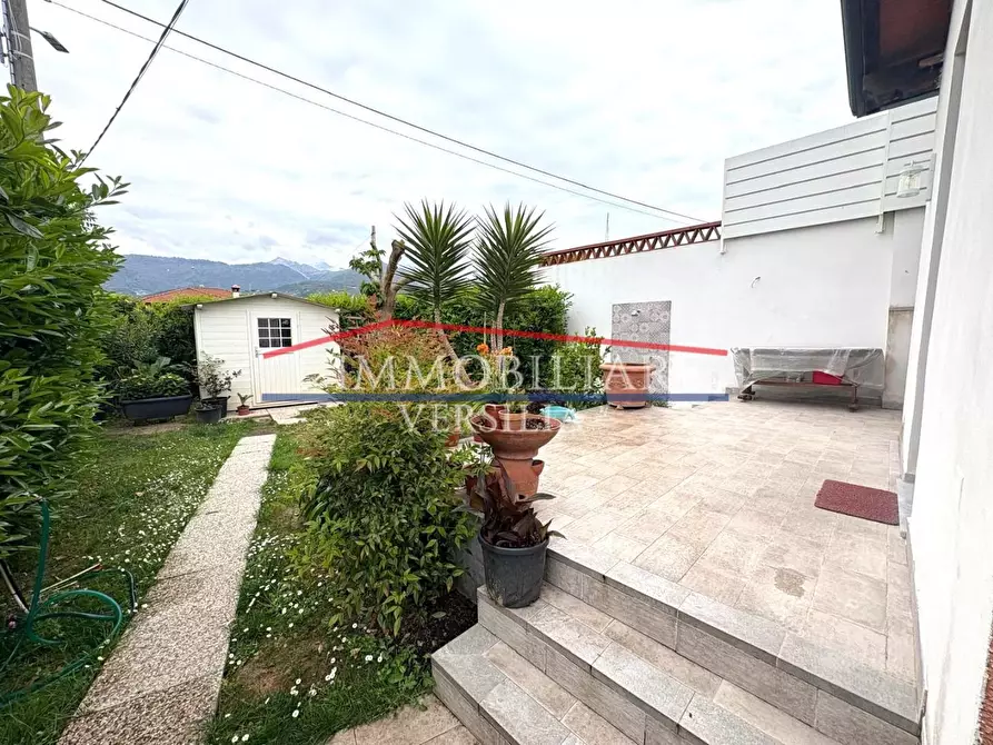 Immagine 3 di Casa bifamiliare in vendita  a Montignoso