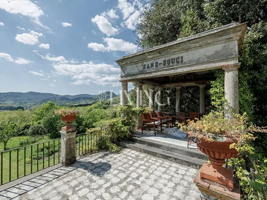 Immagine 23 di Villa in vendita  a Capannori