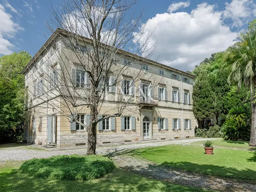Immagine 2 di Villa in vendita  a Capannori