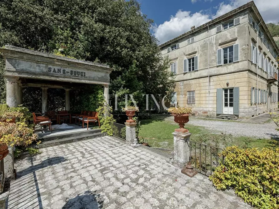 Immagine 1 di Villa in vendita  a Capannori