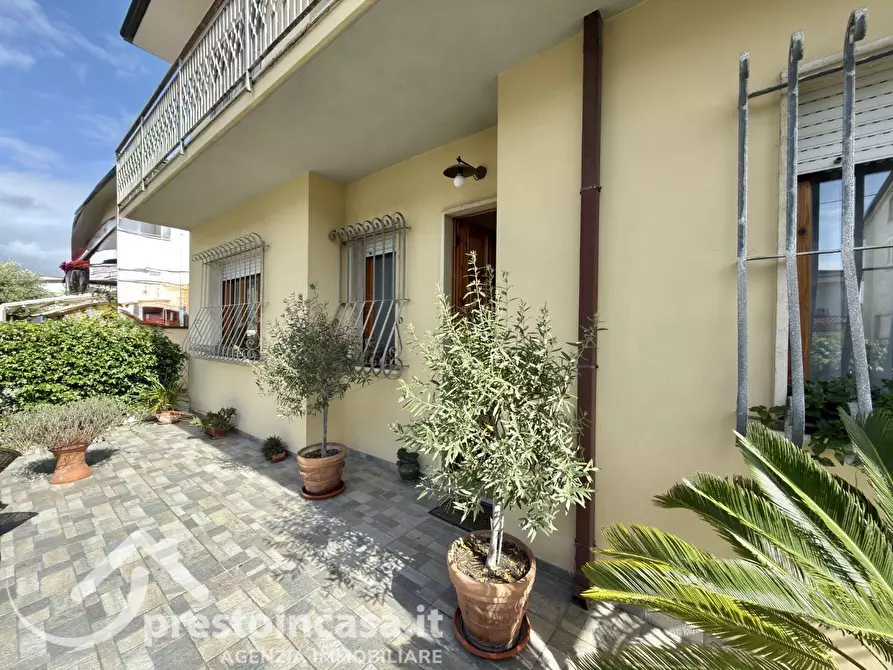 Immagine 1 di Appartamento in vendita  a Viareggio