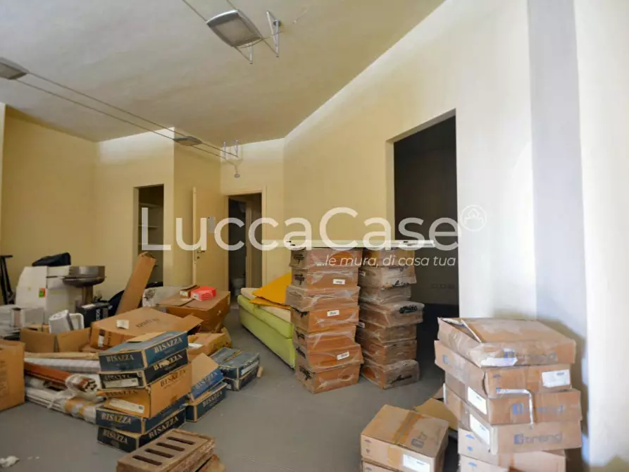 Immagine 4 di Locale commerciale in vendita  a Lucca