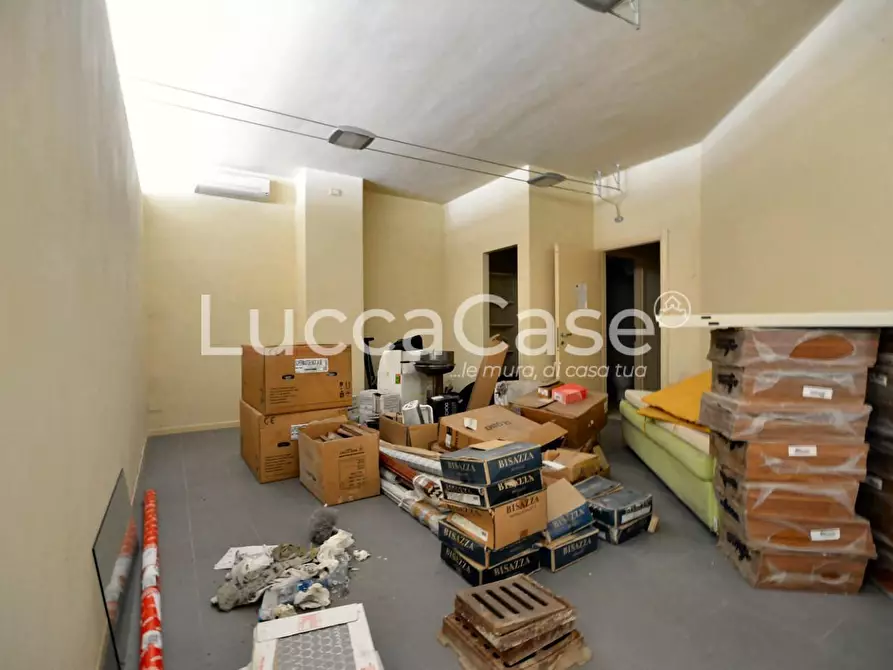 Immagine 5 di Locale commerciale in vendita  a Lucca