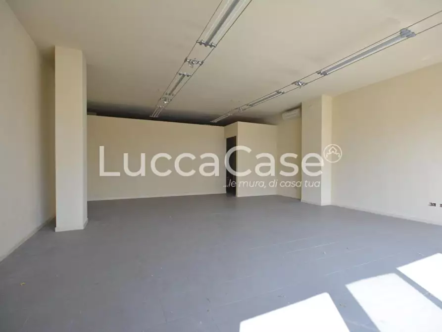 Immagine 1 di Locale commerciale in vendita  a Lucca